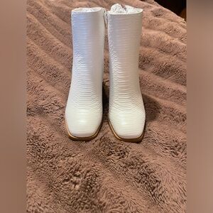 Pierre Dumas White Textured Heeled Boots